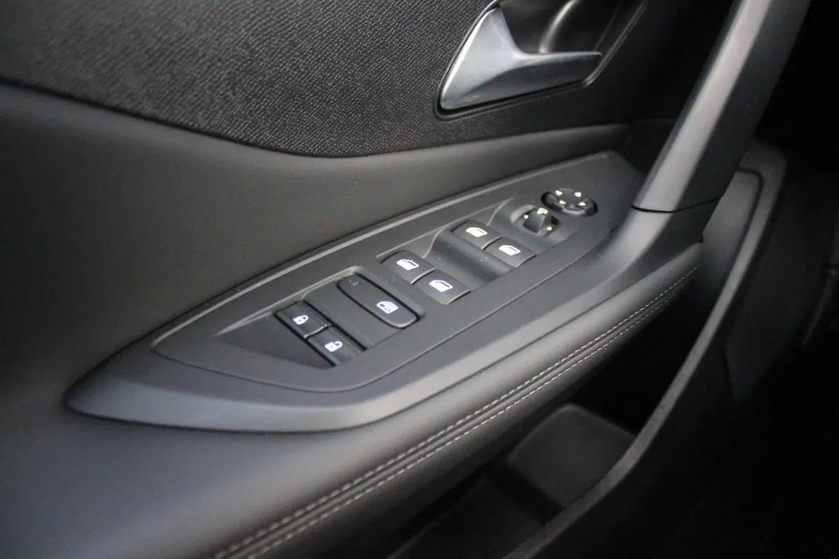 1.2 Hybrid 145PK AUTOMAAT ALLURE | AGR STOEL | STOEL EN STUUR VEWARMING | KEYLESS ENTRY/START | DRAADLOZE APPLE CARPLAY/ANDROID AUTO | NAVIGATIE | CLIMATE CONTROL | LICHTMETALEN VELGEN 17" |