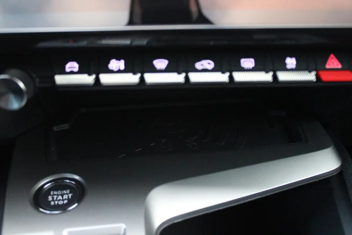 1.2 Hybrid 145PK AUTOMAAT ALLURE | AGR STOEL | STOEL EN STUUR VEWARMING | KEYLESS ENTRY/START | DRAADLOZE APPLE CARPLAY/ANDROID AUTO | NAVIGATIE | CLIMATE CONTROL | LICHTMETALEN VELGEN 17" |