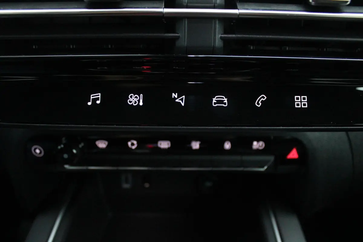 1.6 225PK Plug-in Hybrid FEEL | NAVIGATIE | ACHTERUITRIJ CAMERA | DODEHOEKDETECTIE | APPLE CARPLAY/ANDROID AUTO |  CLIMATE CONTROL | DAB RADIO | ADAPTIVE CRUISE CONTROL | VERSTELBARE ACHTERS