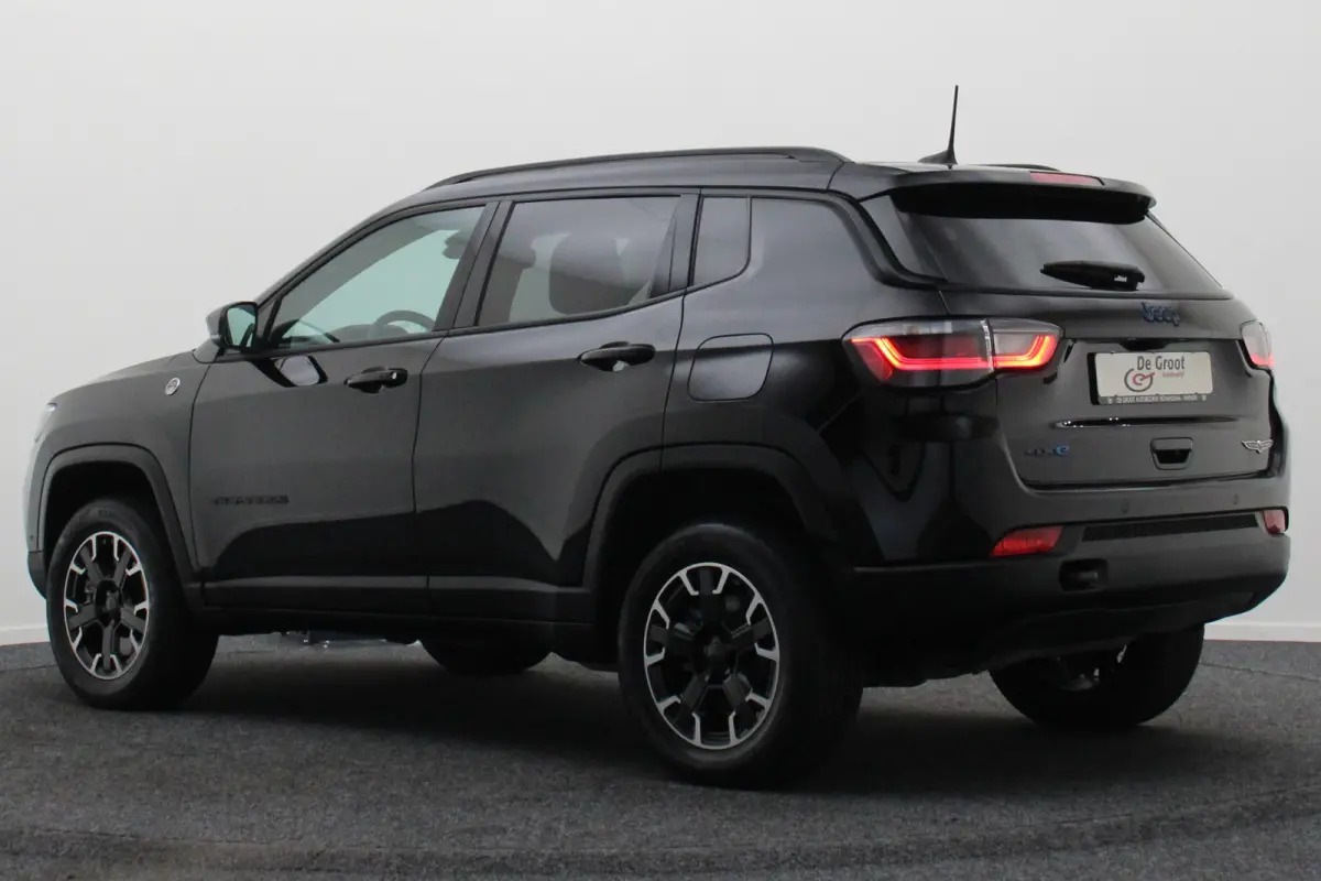 4xe 240 Plug-in Hybrid Trailhawk Panoramadak, ACC, Camera, Apple Carplay, Virtual Cockpit, Climate, 17''