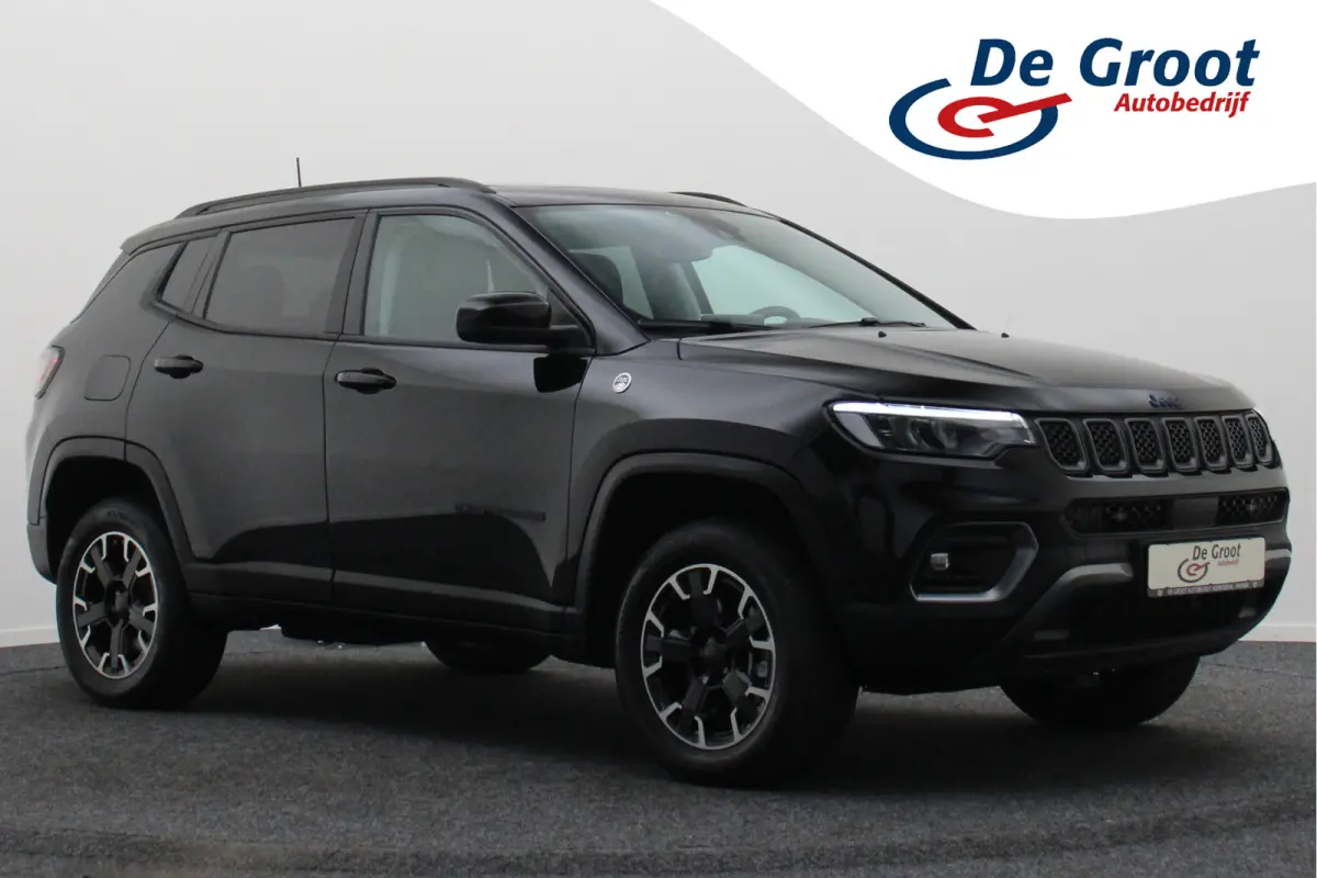 4xe 240 Plug-in Hybrid Trailhawk Panoramadak, ACC, Camera, Apple Carplay, Virtual Cockpit, Climate, 17''