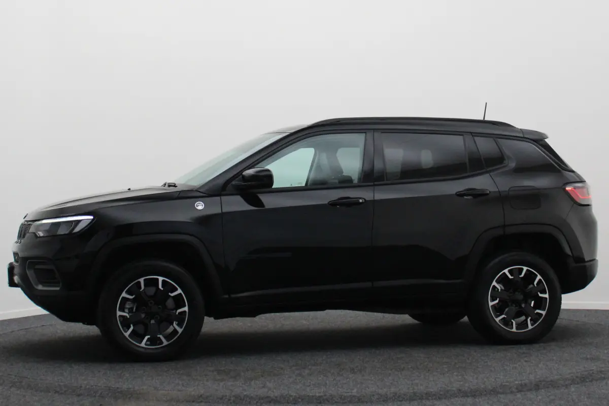 4xe 240 Plug-in Hybrid Trailhawk Panoramadak, ACC, Camera, Apple Carplay, Virtual Cockpit, Climate, 17''