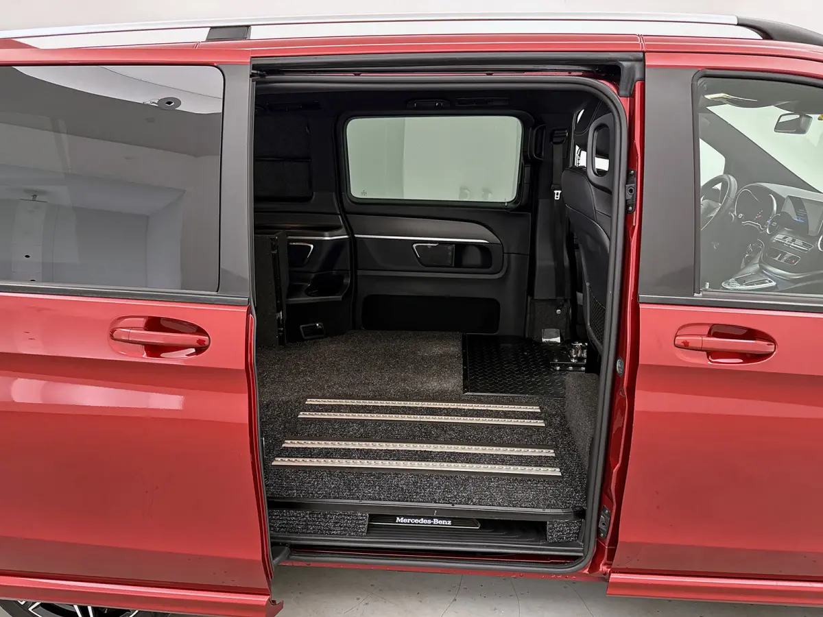 300d Lang Avantgarde Edition AMG line Rolstoelauto Marge (BTW & BPM vrij) Rolstoellift Burmester audio Navigatie Camera Rolstoel
