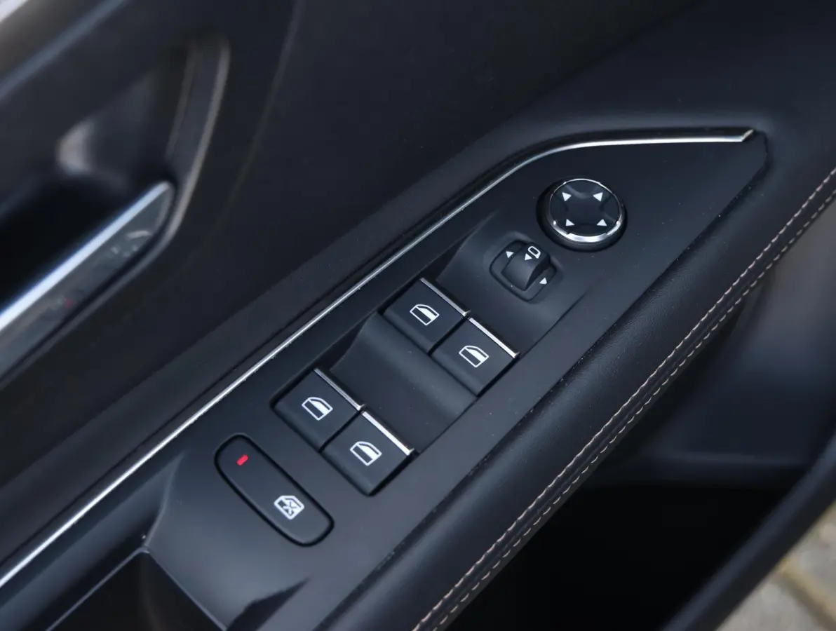 1.6 HYbrid 225 GT 1e eigenaar | Elektrisch Panorama dak | Black Pack | Accu 95% | Camera | 18" LMV | Apple Carplay & Android Auto