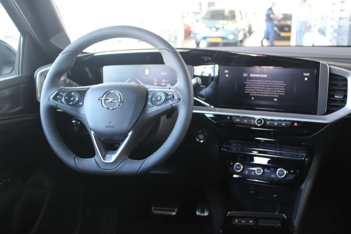1.2 Turbo Ultimate | Alcantara bekleding | Massagefunctie | Adaptieve cruise control | Dode-hoekdetectie |