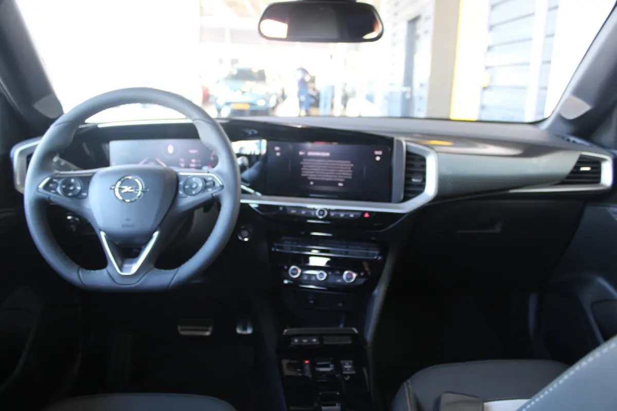 1.2 Turbo Ultimate | Alcantara bekleding | Massagefunctie | Adaptieve cruise control | Dode-hoekdetectie |