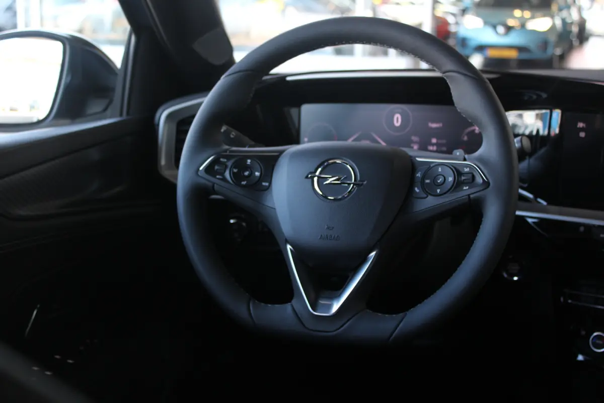 1.2 Turbo Ultimate | Alcantara bekleding | Massagefunctie | Adaptieve cruise control | Dode-hoekdetectie |