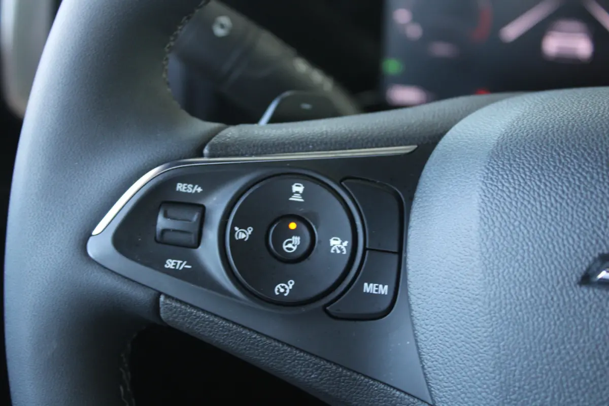 1.2 Turbo Ultimate | Alcantara bekleding | Massagefunctie | Adaptieve cruise control | Dode-hoekdetectie |
