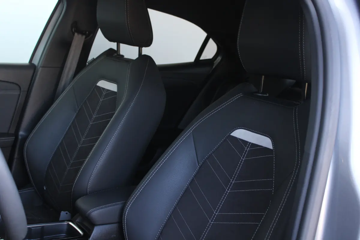 1.2 Turbo Ultimate | Alcantara bekleding | Massagefunctie | Adaptieve cruise control | Dode-hoekdetectie |