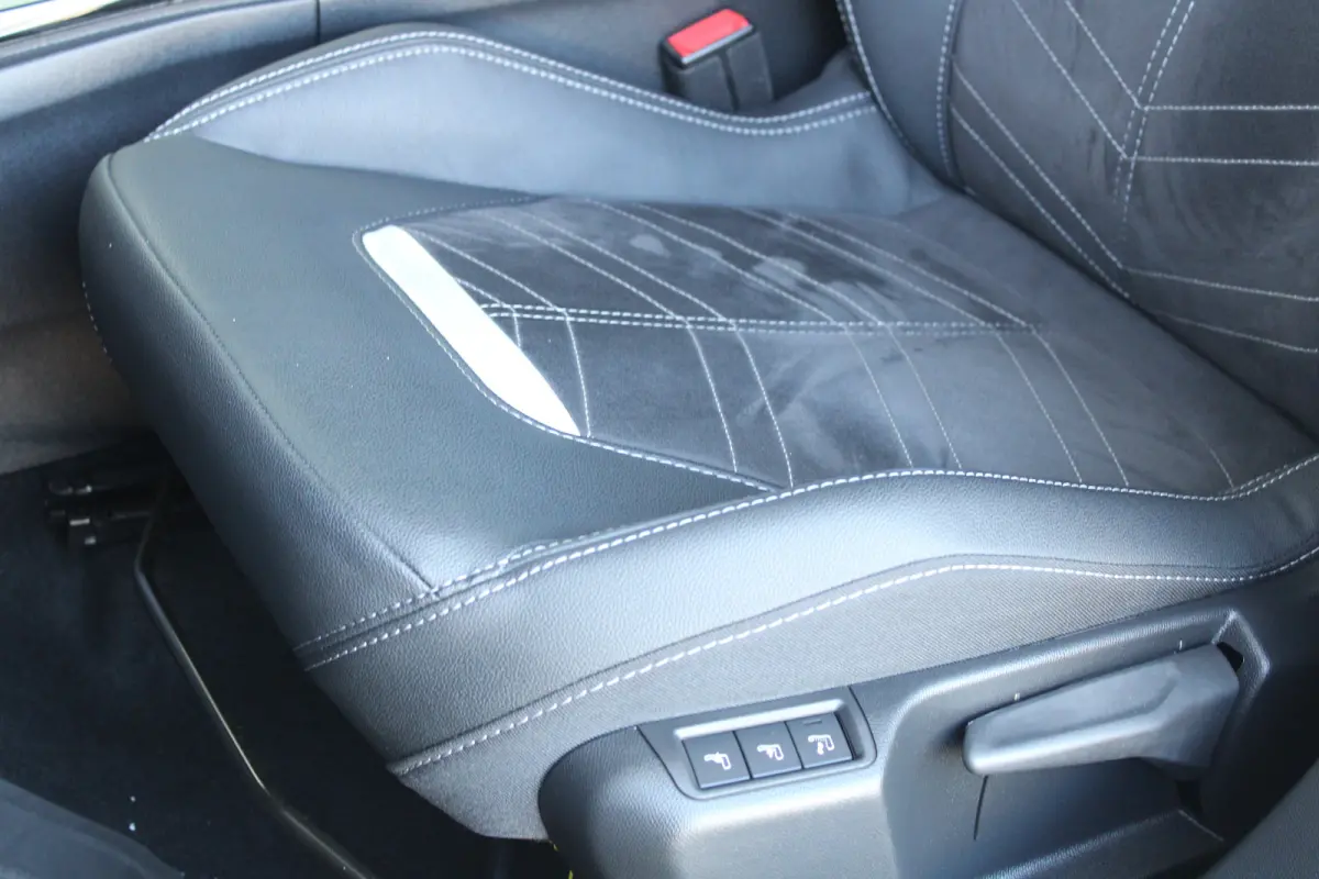 1.2 Turbo Ultimate | Alcantara bekleding | Massagefunctie | Adaptieve cruise control | Dode-hoekdetectie |