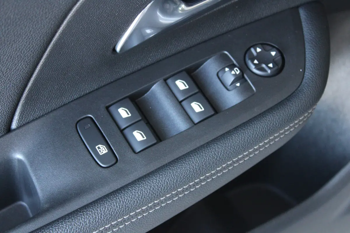 1.2 Turbo Ultimate | Alcantara bekleding | Massagefunctie | Adaptieve cruise control | Dode-hoekdetectie |