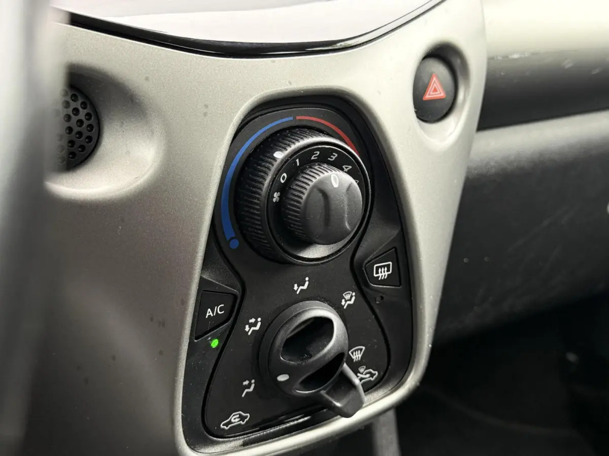 1.0 VVT-i x-wave | Cabrio dak | Camera | Cruise control | Lichtmetaal | Airco | Dealer onderhouden