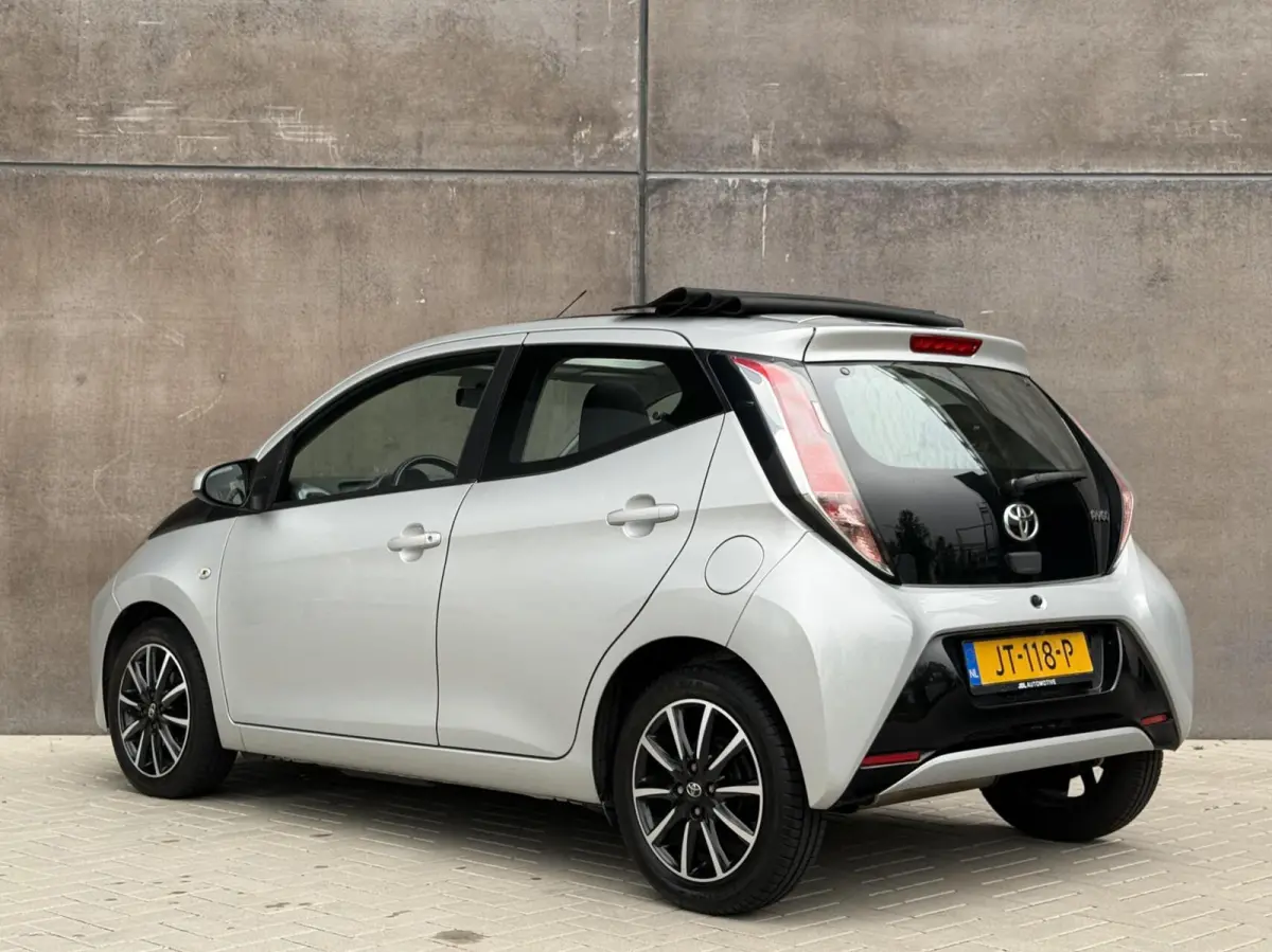 1.0 VVT-i x-wave | Cabrio dak | Camera | Cruise control | Lichtmetaal | Airco | Dealer onderhouden