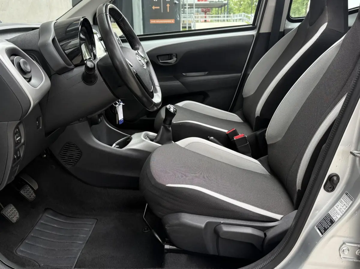 1.0 VVT-i x-wave | Cabrio dak | Camera | Cruise control | Lichtmetaal | Airco | Dealer onderhouden