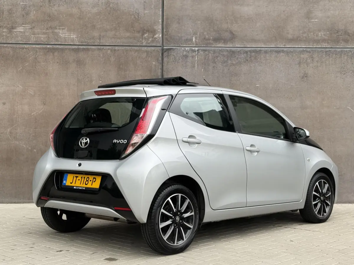 1.0 VVT-i x-wave | Cabrio dak | Camera | Cruise control | Lichtmetaal | Airco | Dealer onderhouden