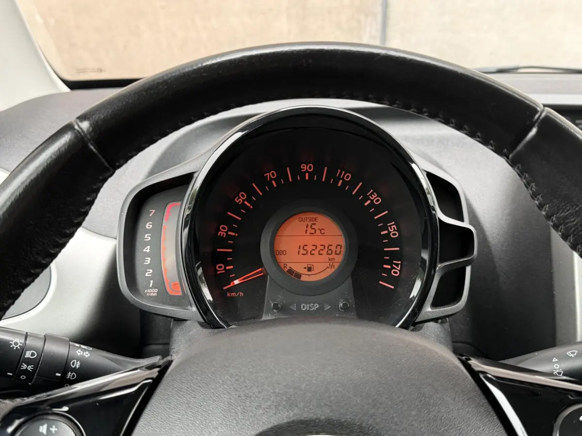 1.0 VVT-i x-wave | Cabrio dak | Camera | Cruise control | Lichtmetaal | Airco | Dealer onderhouden