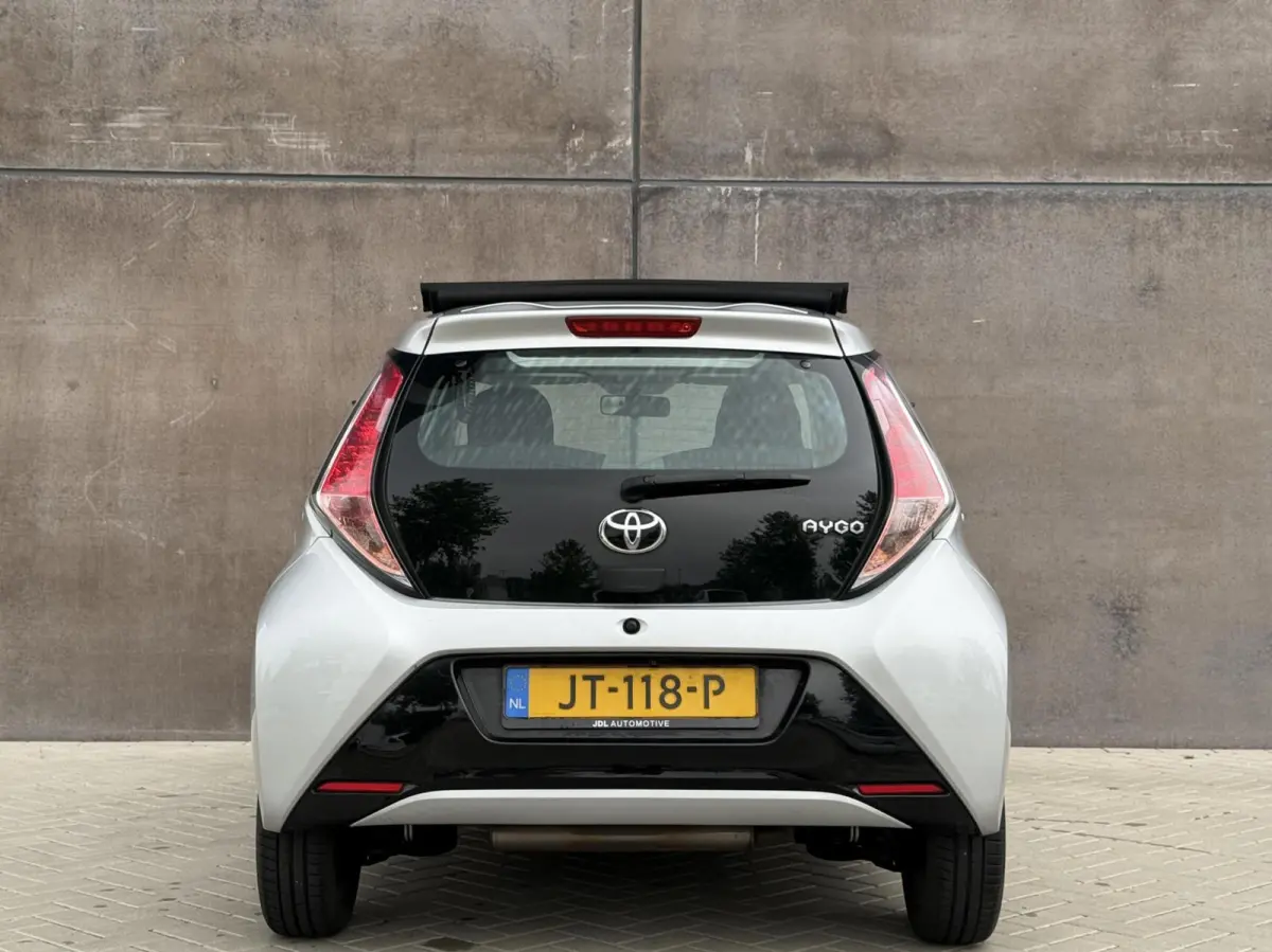 1.0 VVT-i x-wave | Cabrio dak | Camera | Cruise control | Lichtmetaal | Airco | Dealer onderhouden