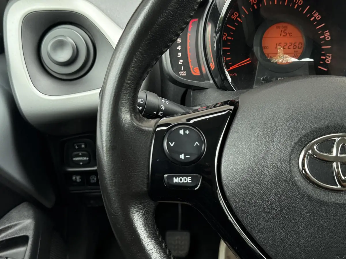 1.0 VVT-i x-wave | Cabrio dak | Camera | Cruise control | Lichtmetaal | Airco | Dealer onderhouden