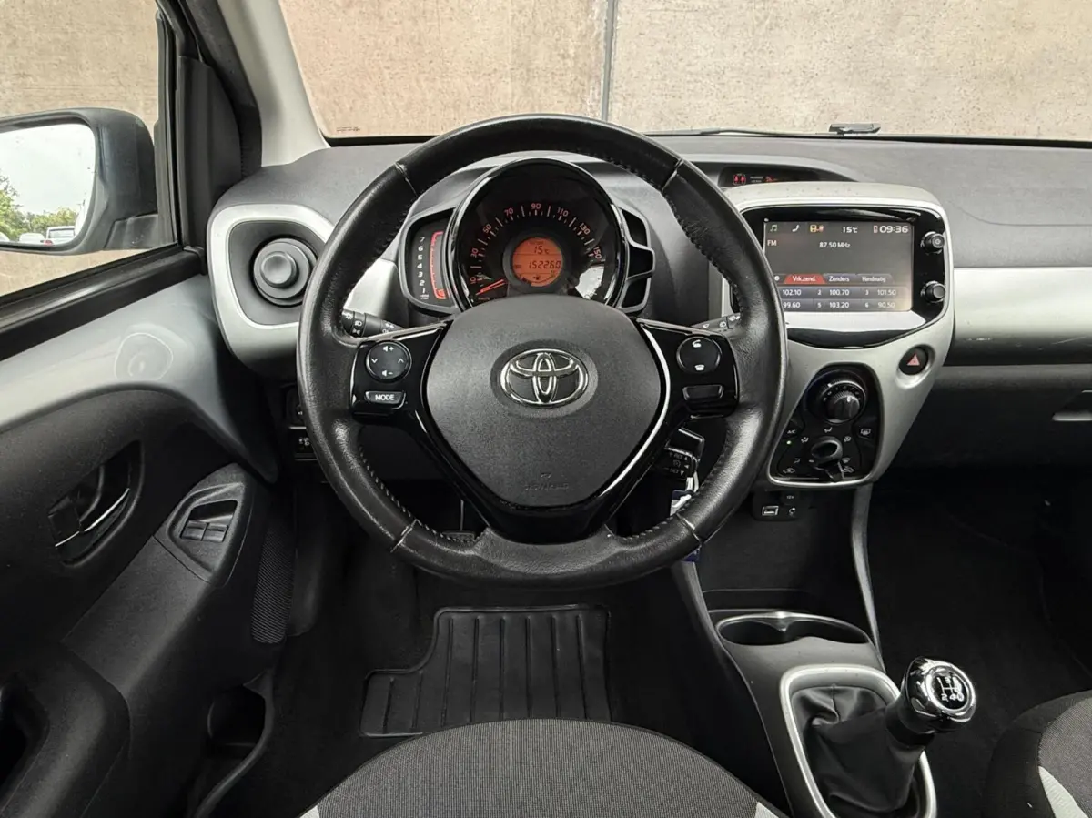 1.0 VVT-i x-wave | Cabrio dak | Camera | Cruise control | Lichtmetaal | Airco | Dealer onderhouden
