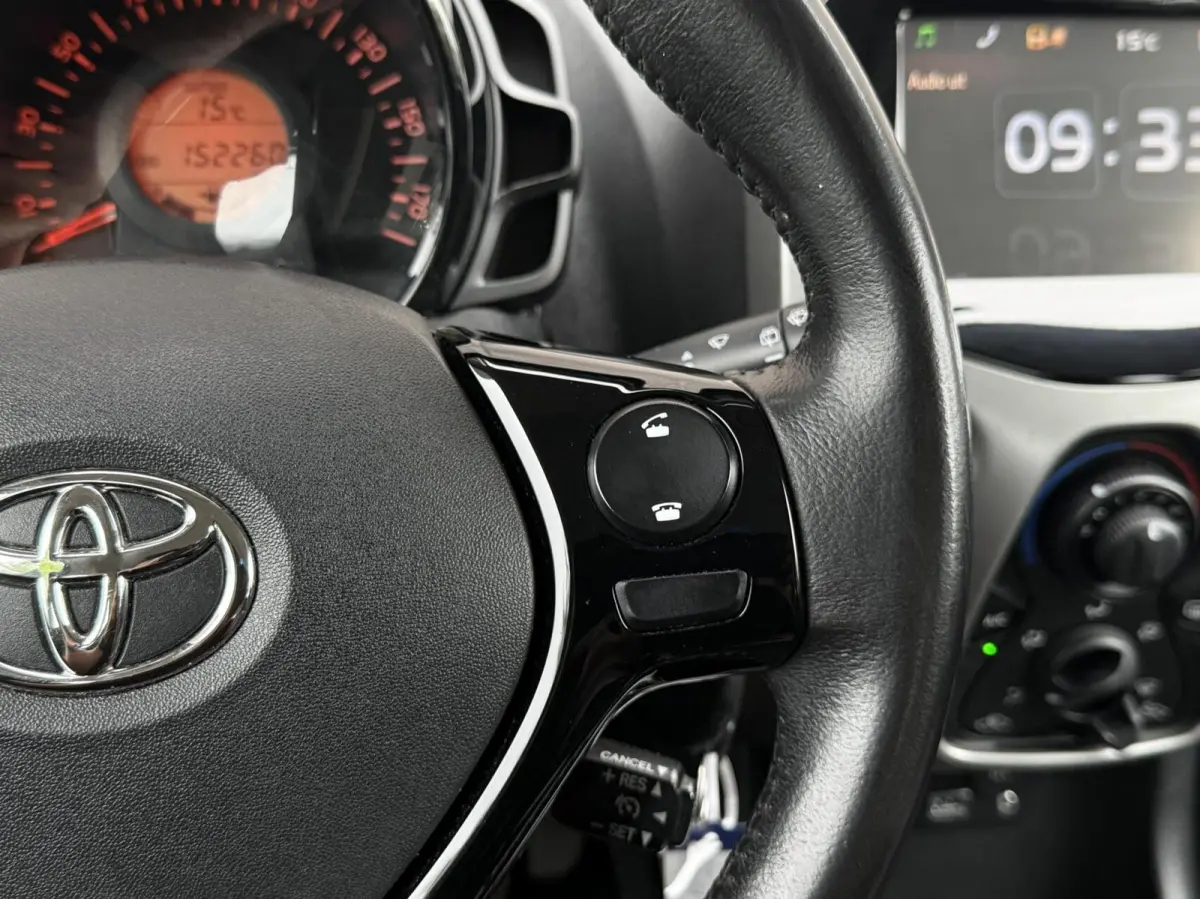1.0 VVT-i x-wave | Cabrio dak | Camera | Cruise control | Lichtmetaal | Airco | Dealer onderhouden