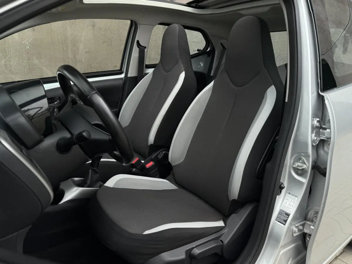 1.0 VVT-i x-wave | Cabrio dak | Camera | Cruise control | Lichtmetaal | Airco | Dealer onderhouden