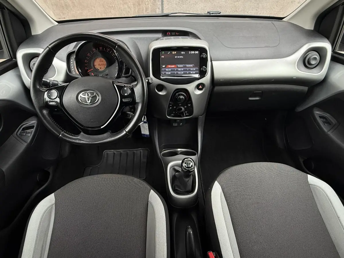 1.0 VVT-i x-wave | Cabrio dak | Camera | Cruise control | Lichtmetaal | Airco | Dealer onderhouden