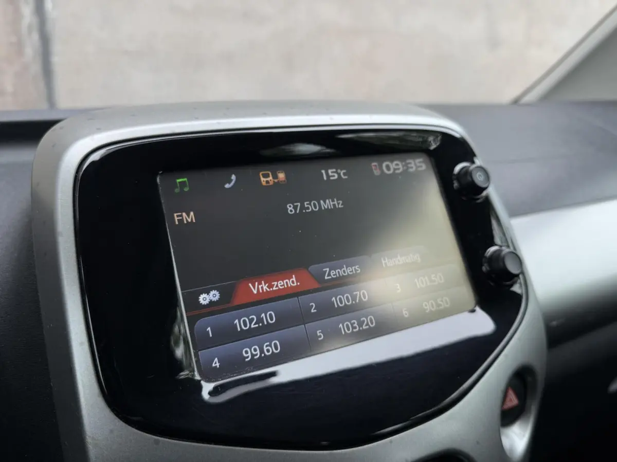 1.0 VVT-i x-wave | Cabrio dak | Camera | Cruise control | Lichtmetaal | Airco | Dealer onderhouden