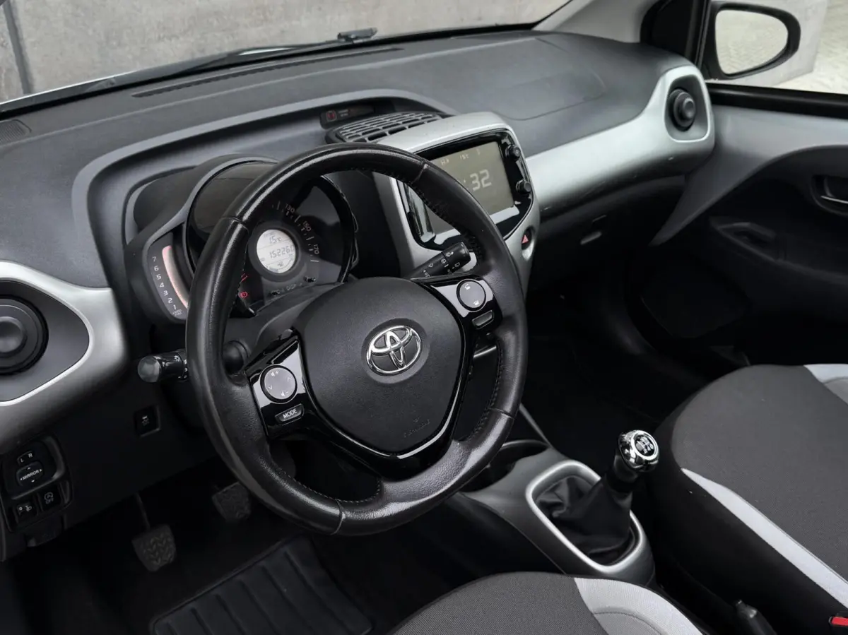 1.0 VVT-i x-wave | Cabrio dak | Camera | Cruise control | Lichtmetaal | Airco | Dealer onderhouden
