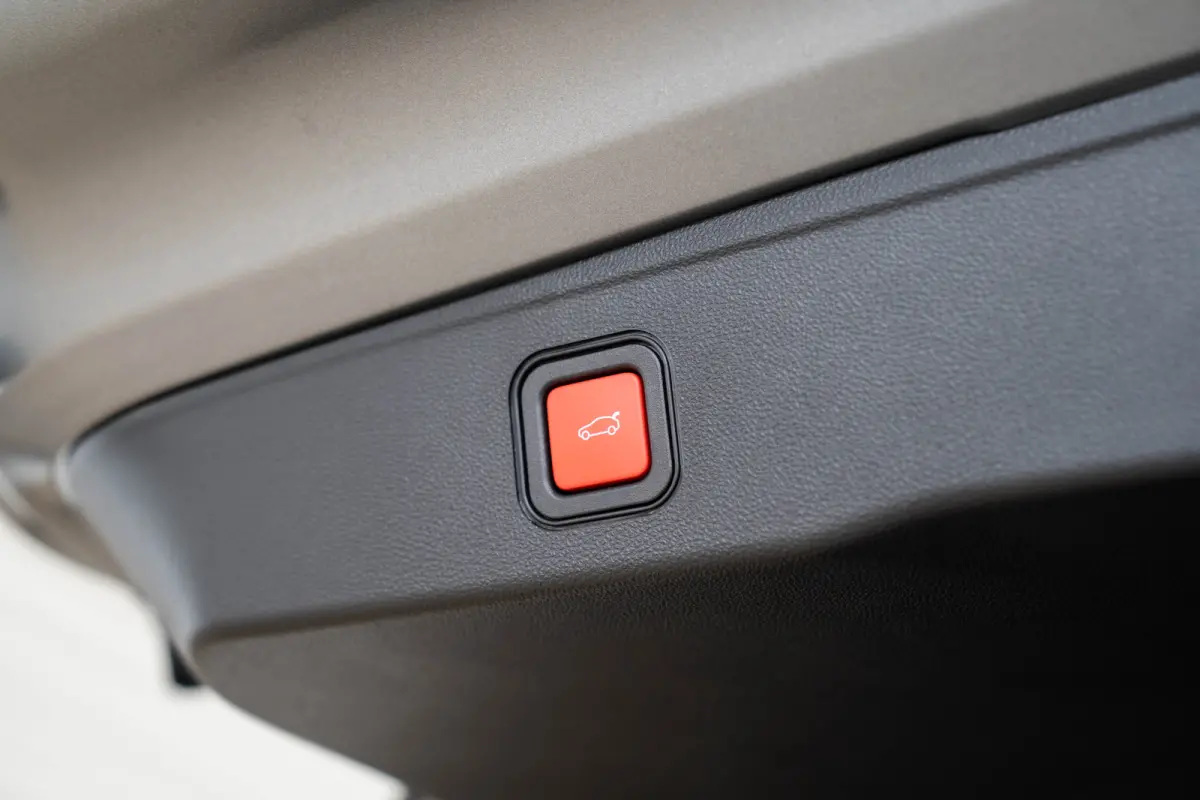 Altitude | Black Edition | Winter Pack | Infotainment Pack | Camera | Apple Carplay & Android Auto |
