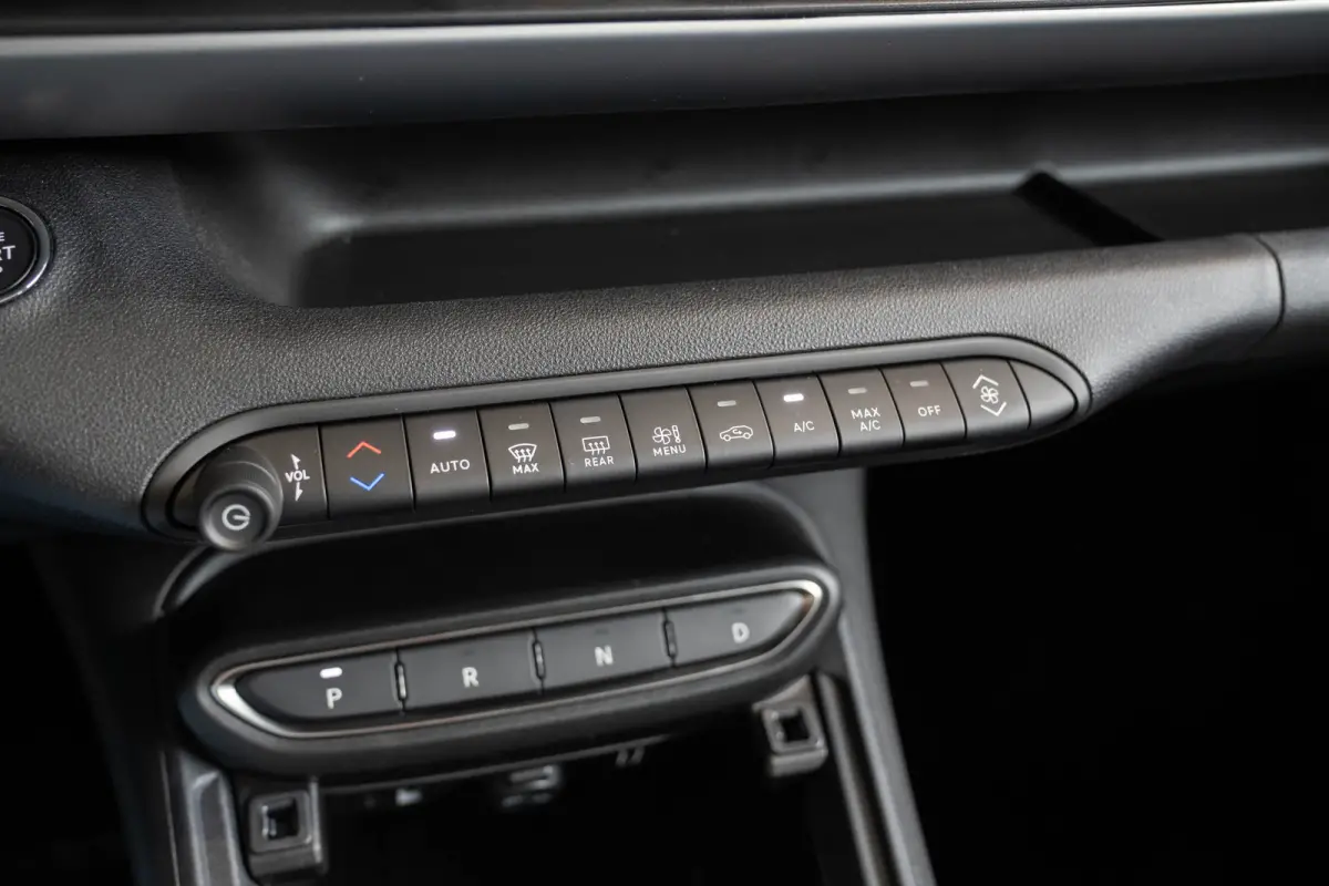 Altitude | Black Edition | Winter Pack | Infotainment Pack | Camera | Apple Carplay & Android Auto |