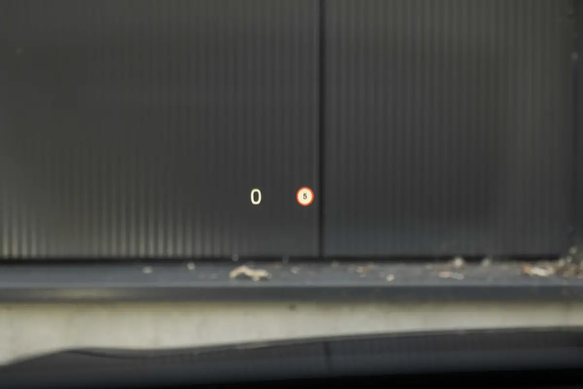 T8 Ultra Black Ed. Luchtvering B&W Pano HUD 21"