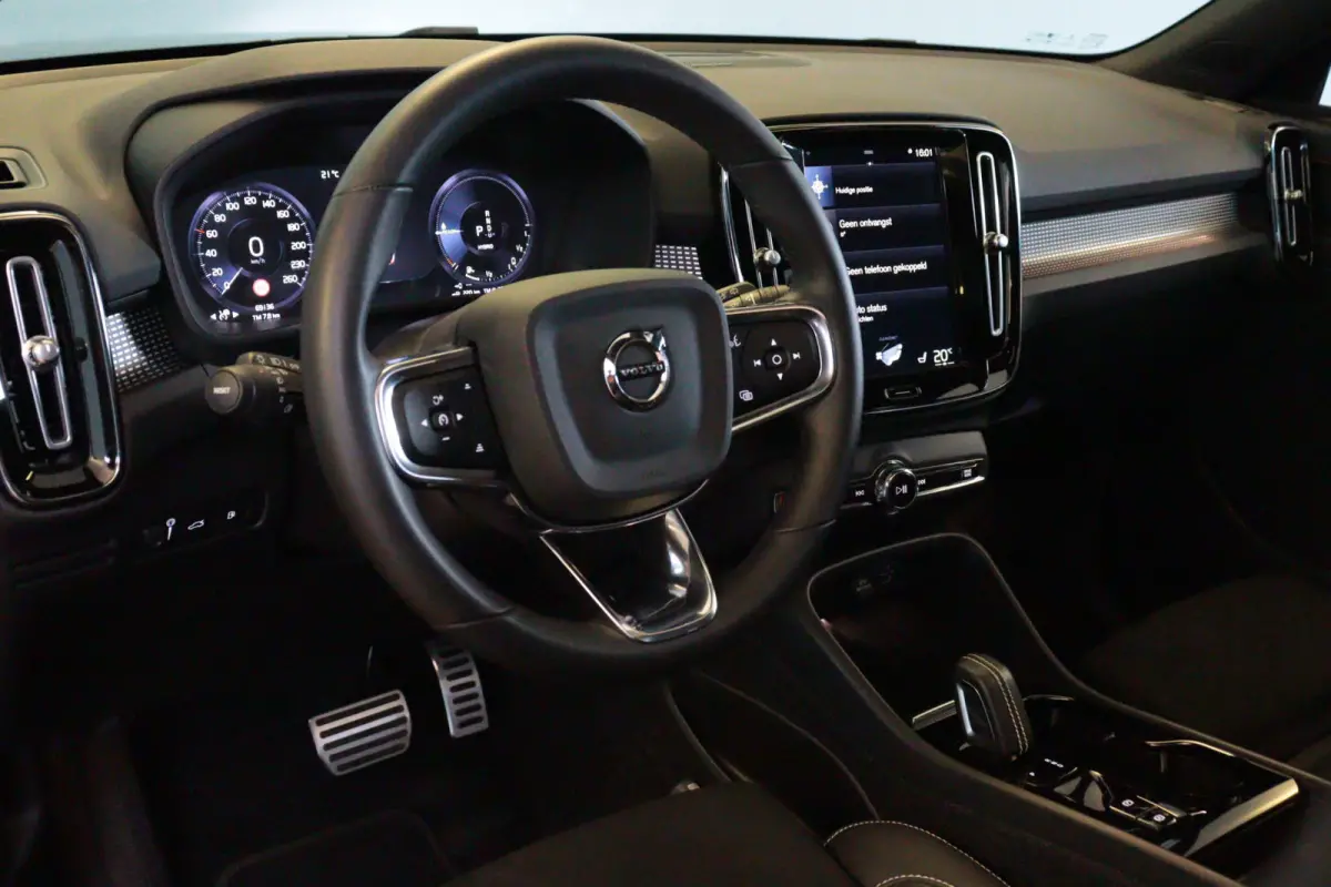 1.5 T5 R-Design. | NAVI / APPCONNECT | CAMERA + PDC | STUUR / STOELVERW | ADAP CRUISE | HARMAN / KARDON AUDIO |