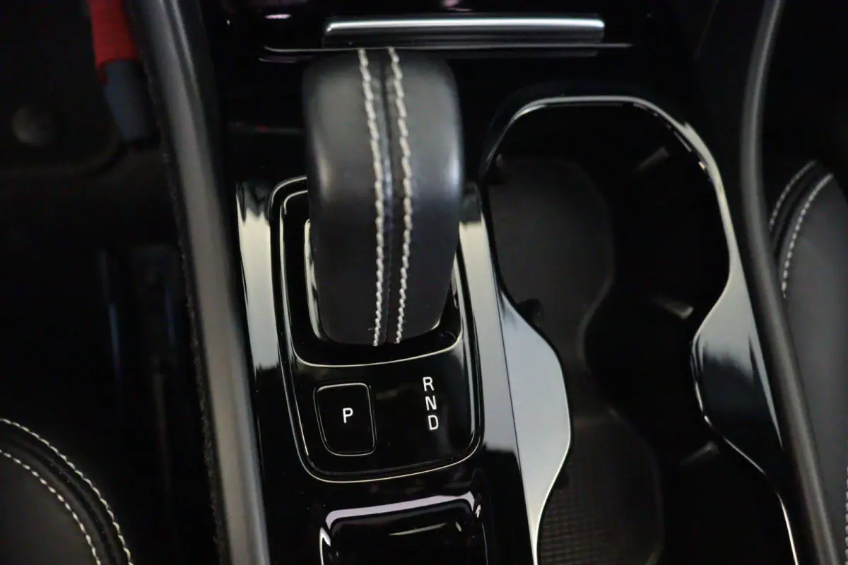 1.5 T5 R-Design. | NAVI / APPCONNECT | CAMERA + PDC | STUUR / STOELVERW | ADAP CRUISE | HARMAN / KARDON AUDIO |