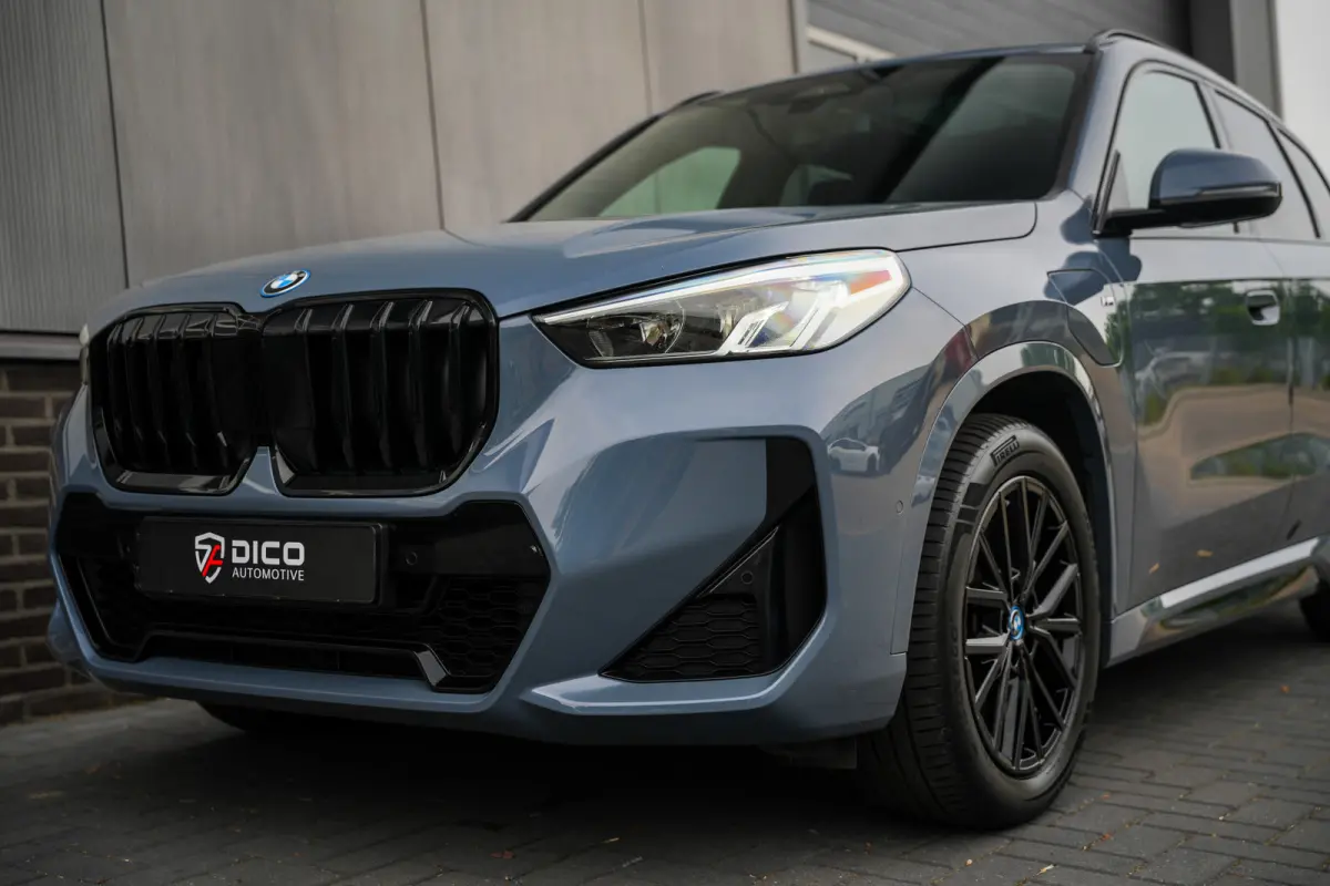 xDrive 25e 245 pk M-Sportpakket /Nieuw-Model/ BTW-Auto/ Pano-Dak/ Harman&Kardon/ Camera/ Sport-Stoelen/ Stoel.Verw/ Widescreen/ Memory/ 18''LMV