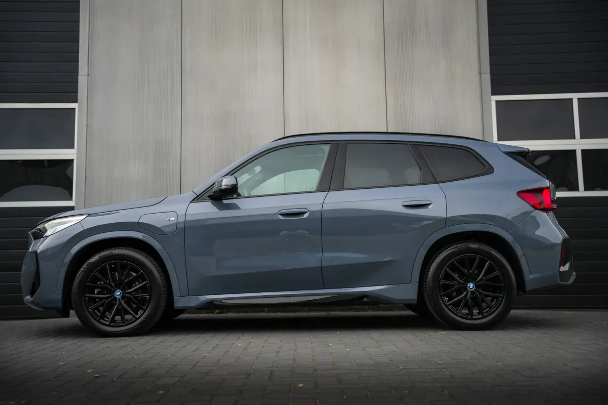 xDrive 25e 245 pk M-Sportpakket /Nieuw-Model/ BTW-Auto/ Pano-Dak/ Harman&Kardon/ Camera/ Sport-Stoelen/ Stoel.Verw/ Widescreen/ Memory/ 18''LMV