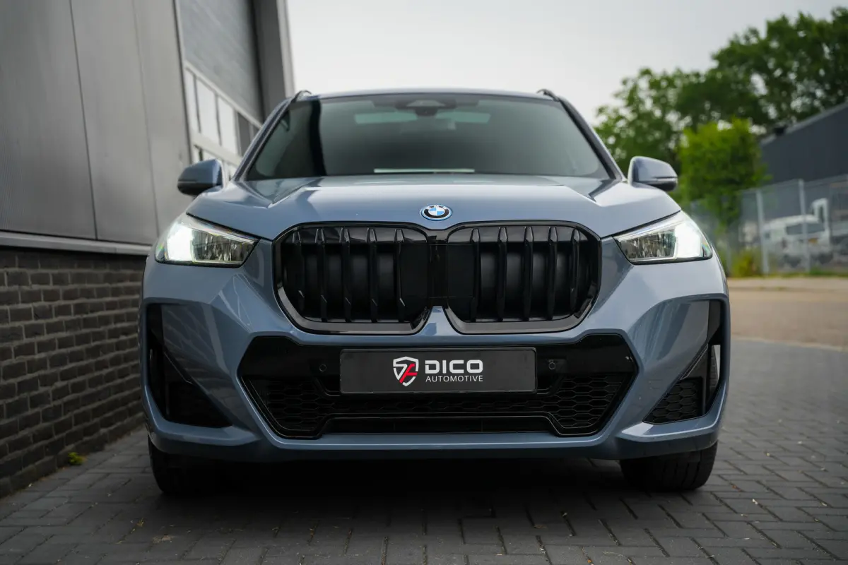 xDrive 25e 245 pk M-Sportpakket /Nieuw-Model/ BTW-Auto/ Pano-Dak/ Harman&Kardon/ Camera/ Sport-Stoelen/ Stoel.Verw/ Widescreen/ Memory/ 18''LMV
