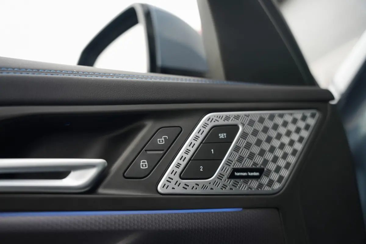 xDrive 25e 245 pk M-Sportpakket /Nieuw-Model/ BTW-Auto/ Pano-Dak/ Harman&Kardon/ Camera/ Sport-Stoelen/ Stoel.Verw/ Widescreen/ Memory/ 18''LMV