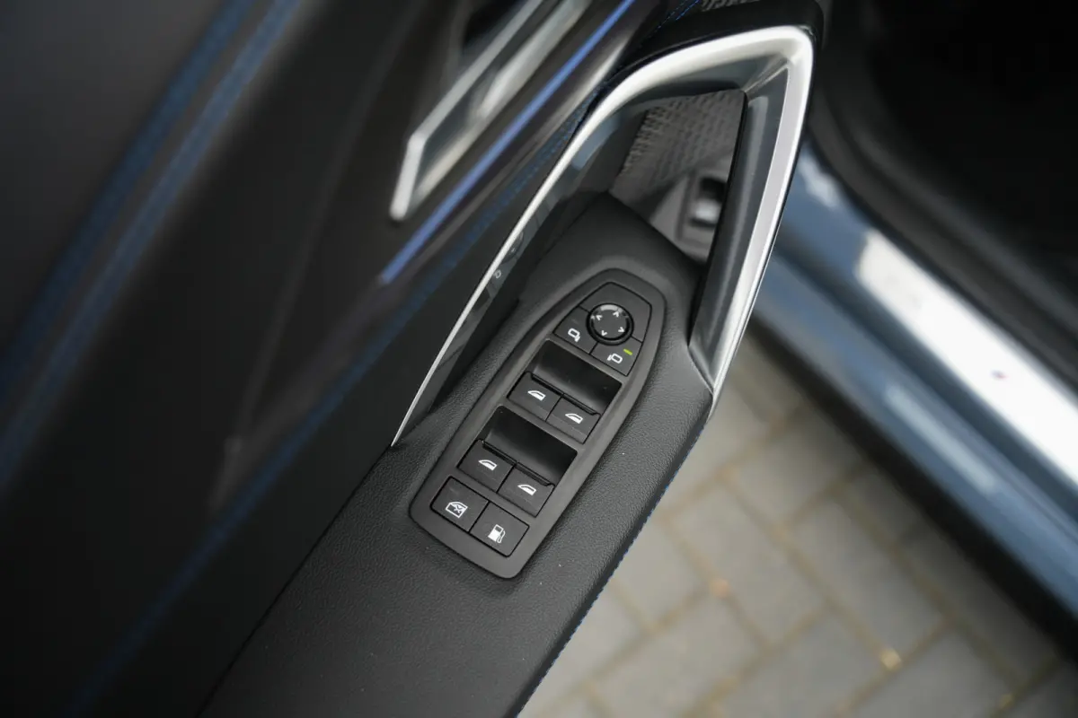 xDrive 25e 245 pk M-Sportpakket /Nieuw-Model/ BTW-Auto/ Pano-Dak/ Harman&Kardon/ Camera/ Sport-Stoelen/ Stoel.Verw/ Widescreen/ Memory/ 18''LMV