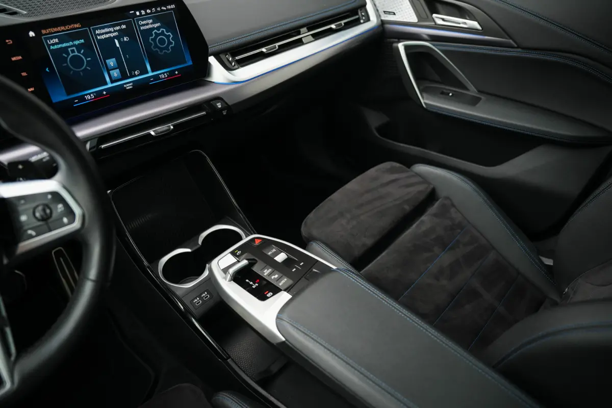 xDrive 25e 245 pk M-Sportpakket /Nieuw-Model/ BTW-Auto/ Pano-Dak/ Harman&Kardon/ Camera/ Sport-Stoelen/ Stoel.Verw/ Widescreen/ Memory/ 18''LMV