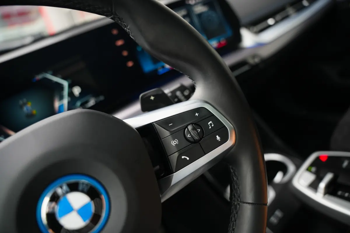 xDrive 25e 245 pk M-Sportpakket /Nieuw-Model/ BTW-Auto/ Pano-Dak/ Harman&Kardon/ Camera/ Sport-Stoelen/ Stoel.Verw/ Widescreen/ Memory/ 18''LMV