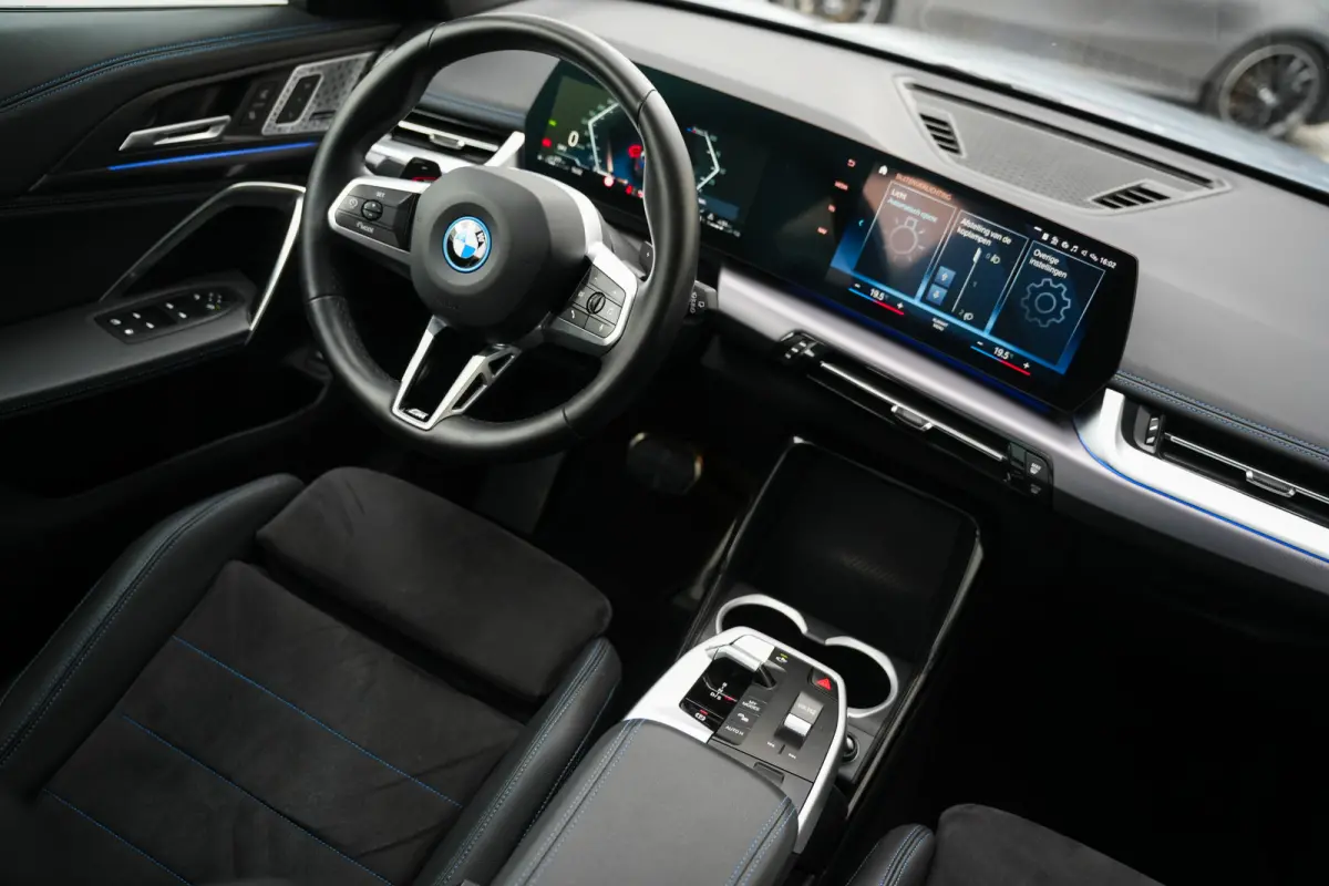 xDrive 25e 245 pk M-Sportpakket /Nieuw-Model/ BTW-Auto/ Pano-Dak/ Harman&Kardon/ Camera/ Sport-Stoelen/ Stoel.Verw/ Widescreen/ Memory/ 18''LMV