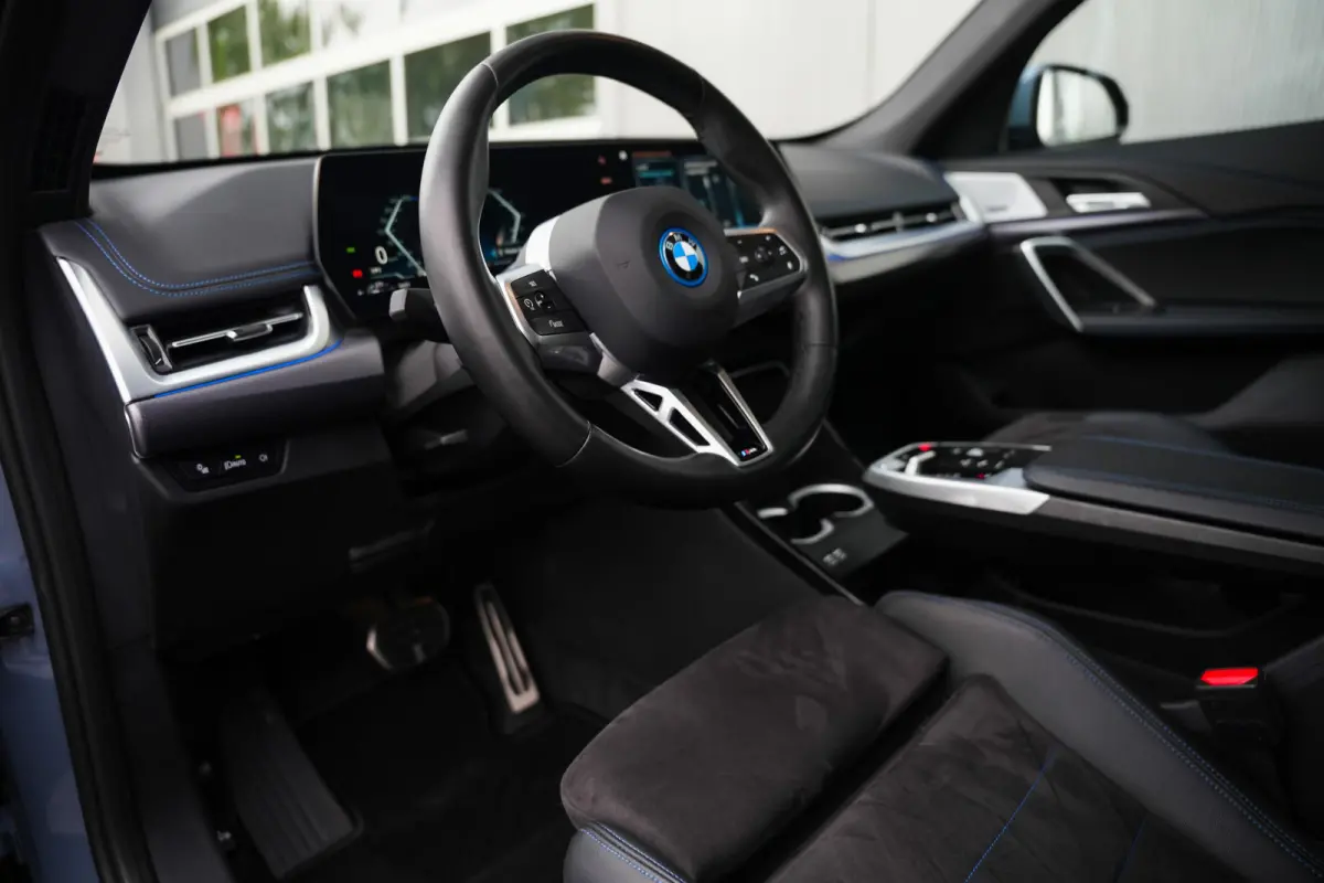 xDrive 25e 245 pk M-Sportpakket /Nieuw-Model/ BTW-Auto/ Pano-Dak/ Harman&Kardon/ Camera/ Sport-Stoelen/ Stoel.Verw/ Widescreen/ Memory/ 18''LMV