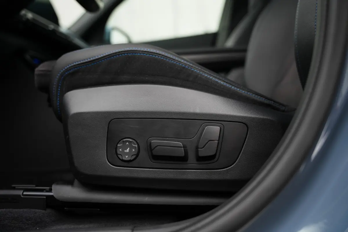 xDrive 25e 245 pk M-Sportpakket /Nieuw-Model/ BTW-Auto/ Pano-Dak/ Harman&Kardon/ Camera/ Sport-Stoelen/ Stoel.Verw/ Widescreen/ Memory/ 18''LMV