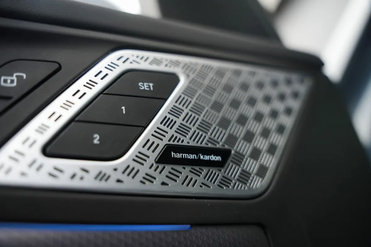 xDrive 25e 245 pk M-Sportpakket /Nieuw-Model/ BTW-Auto/ Pano-Dak/ Harman&Kardon/ Camera/ Sport-Stoelen/ Stoel.Verw/ Widescreen/ Memory/ 18''LMV