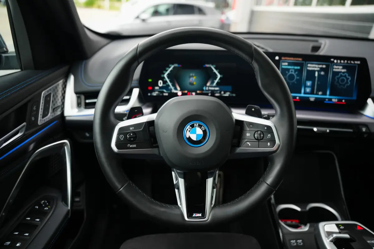 xDrive 25e 245 pk M-Sportpakket /Nieuw-Model/ BTW-Auto/ Pano-Dak/ Harman&Kardon/ Camera/ Sport-Stoelen/ Stoel.Verw/ Widescreen/ Memory/ 18''LMV
