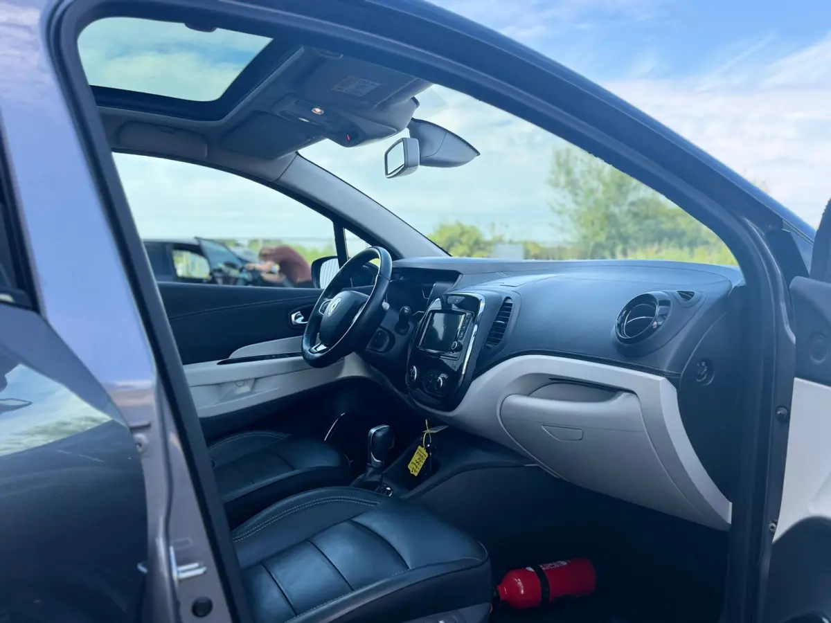 Captur TCe Initiale Paris - Chrome/Noir Etoile - Panorama/Leder int/Winterbanden/Trekhaak