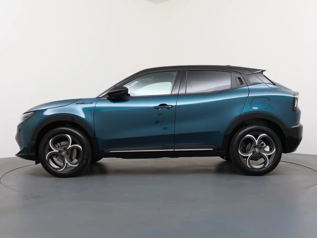 Ibrida Sport Speciale | "Sport Speciale" alcantara bekleding met witte accenten - 6-voudig elektrisch verstelbare bestuurdersstoel / 6-voudig handmatig verstelbare passagiersstoel | 10,1" in