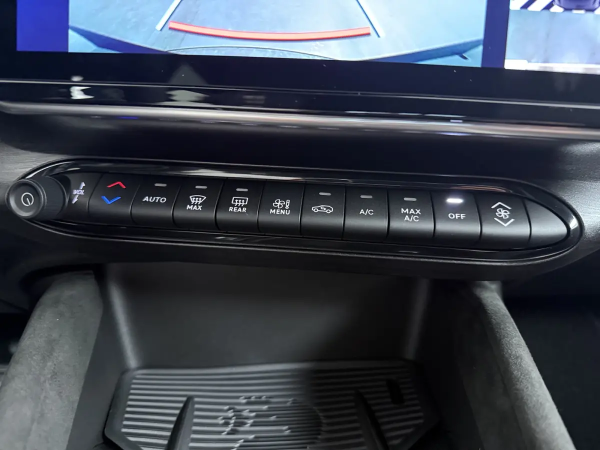 Ibrida Sport Speciale | "Sport Speciale" alcantara bekleding met witte accenten - 6-voudig elektrisch verstelbare bestuurdersstoel / 6-voudig handmatig verstelbare passagiersstoel | 10,1" in