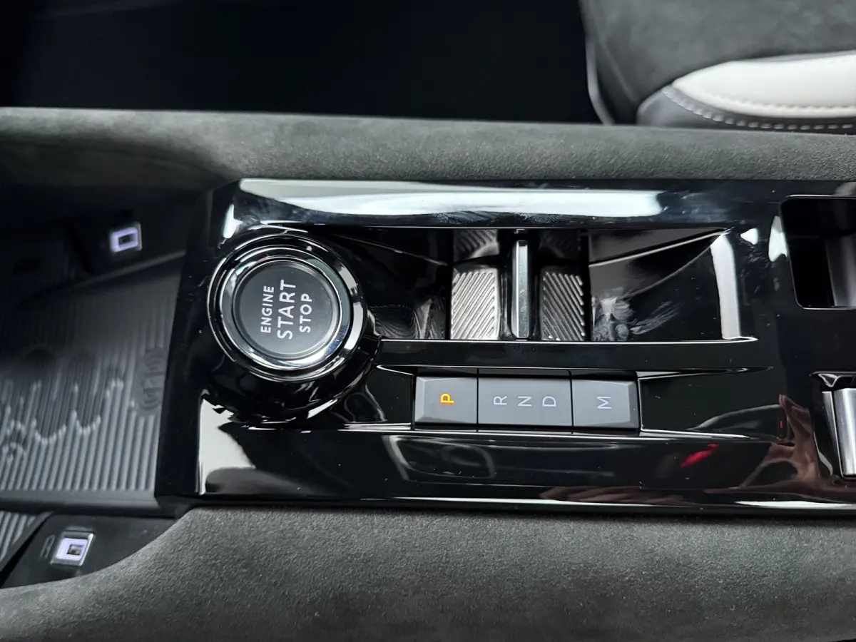 Ibrida Sport Speciale | "Sport Speciale" alcantara bekleding met witte accenten - 6-voudig elektrisch verstelbare bestuurdersstoel / 6-voudig handmatig verstelbare passagiersstoel | 10,1" in