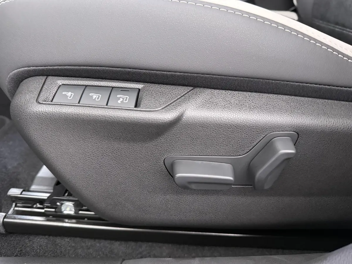 Ibrida Sport Speciale | "Sport Speciale" alcantara bekleding met witte accenten - 6-voudig elektrisch verstelbare bestuurdersstoel / 6-voudig handmatig verstelbare passagiersstoel | 10,1" in